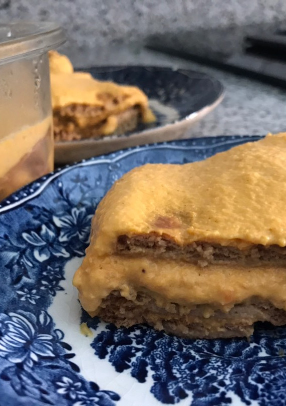 Una foto de Tarta de zanahoria con galletas y chocolate blanco