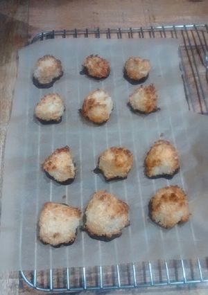 A picture of Coconut Macaroons.