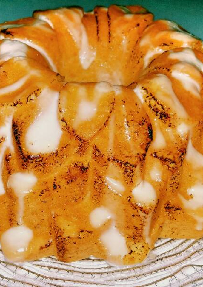 Una foto de Bizcocho de naranja, limón y almendra glaseado de yogur cremoso