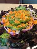 Salade feuille de chêne et tomates Tiverta aux oignons rouges, mimolette vieille et persil