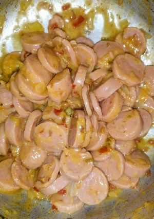 Una foto de Salchichas a la mostaza con vino blanco