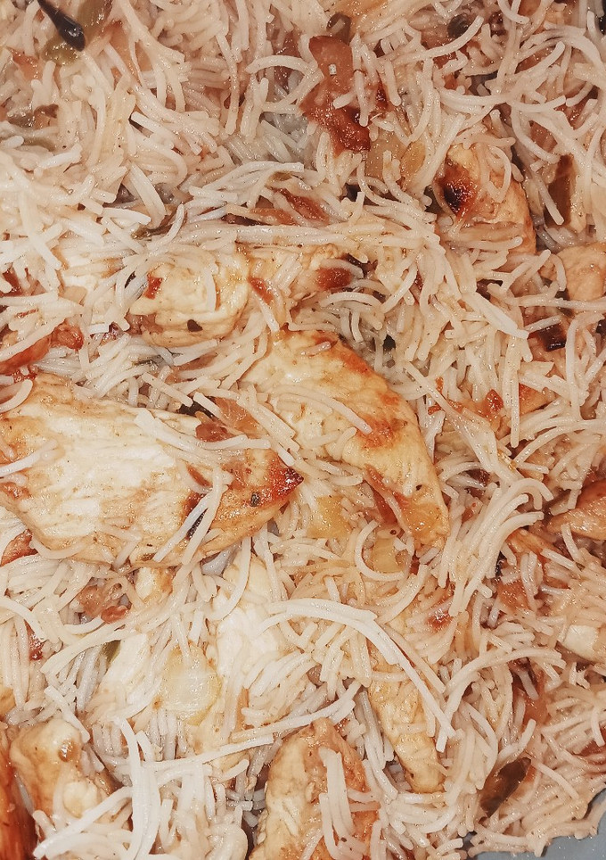 Una foto de Fideos de arroz con solomillo de pavo