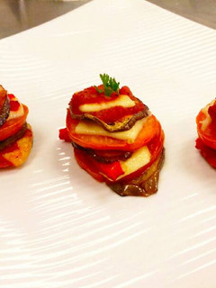 Una foto de Timbal de tomates con mozzarella y reducción de balsámico!