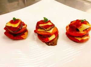 Una foto de Timbal de tomates con mozzarella y reducción de balsámico!