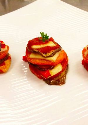 Una foto de Timbal de tomates con mozzarella y reducción de balsámico!