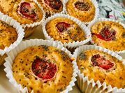 Una foto de harina de avena y frutillas