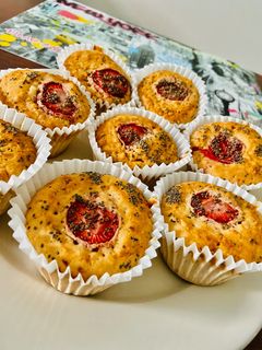 Una foto de 🍓🧁Cupcakes saludables de frutillas 🧁🍓