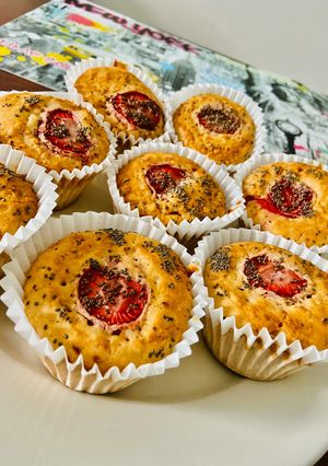 Una foto de 🍓🧁Cupcakes saludables de frutillas 🧁🍓