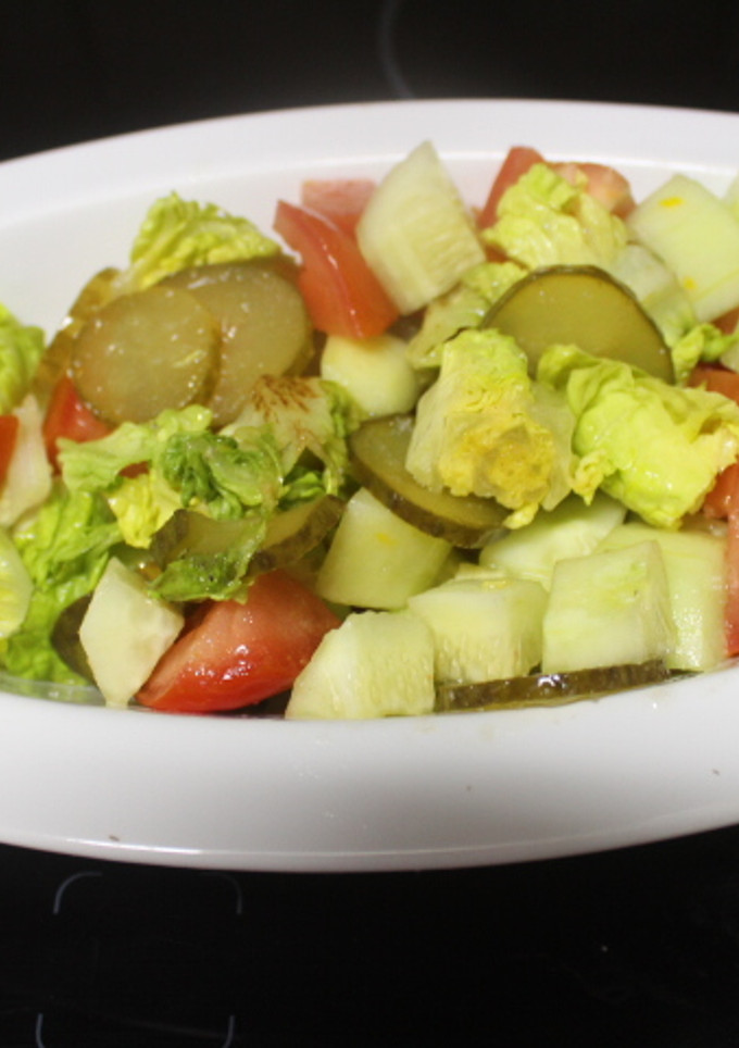 Una foto de Ensalada fácil con dos pepinos