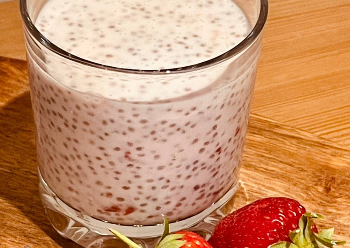 Strawberry & Coconut Chia Seed Pudding 🍓 🥥