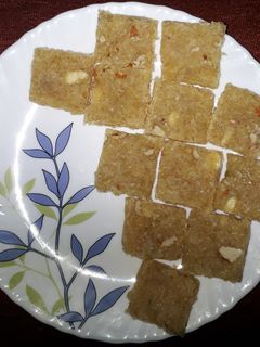 सफरचंद बर्फी (safarchand barfi recipe in marathi) रेसिपी चे मुख्य फोटो 