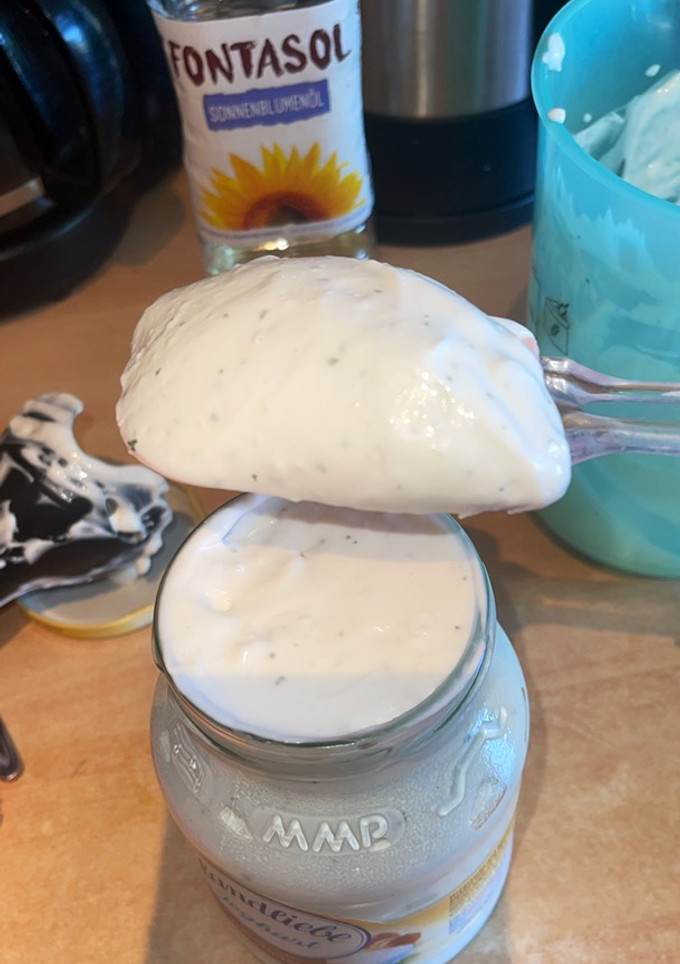 Una foto de Alioli con leche. ¡Nunca se cortará!