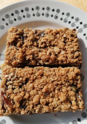 A picture of Cranberry oat crumbles.