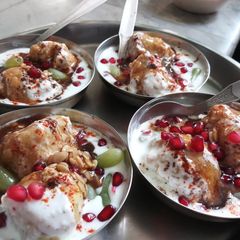 A picture of Dahi vadhe.