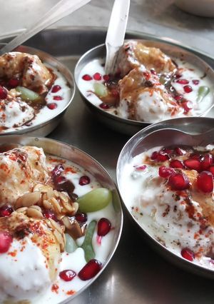 A picture of Dahi vadhe.