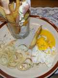 Salchipapas con huevo para mojar