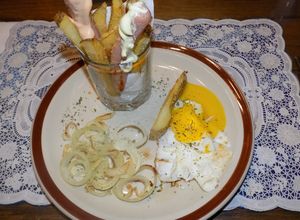 Una foto de Salchipapas con huevo para mojar