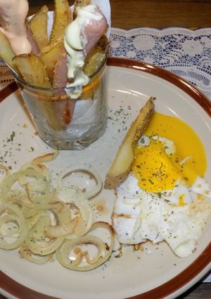Una foto de Salchipapas con huevo para mojar