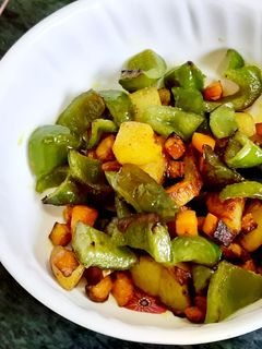 ক্যাপ্সিকাম গাজর স্টার-ফ্রাই (Capsicum gajar stir fry recipe in Bengali) রেসিপির প্রধান ছবি
