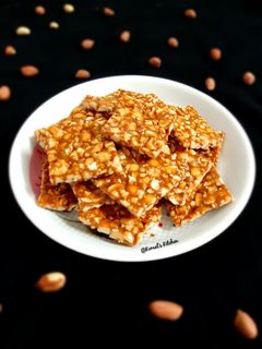 શીંગ ની ચીકી (Peanuts Chikki Recipe In Gujarati) રેસીપી મુખ્ય ફોટો