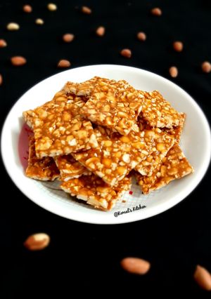 શીંગ ની ચીકી (Peanuts Chikki Recipe In Gujarati) રેસીપી મુખ્ય ફોટો