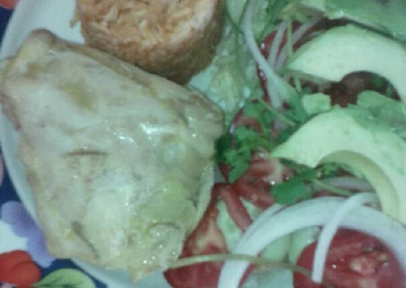 Pollo al vapor con ensalada fresca y arroz