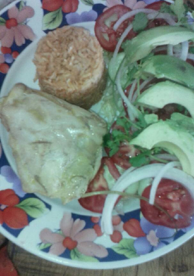Una foto de Pollo al vapor con ensalada fresca y arroz