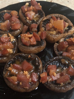 Una foto de Champiñones rellenos de jamón