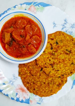 A picture of Ghatta Subji with Pitthi Paratha.