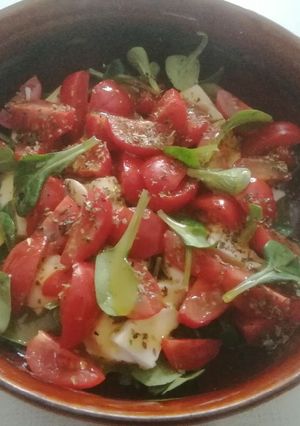 Madársaláta mozzarellával és koktélparadicsommal recept fotója