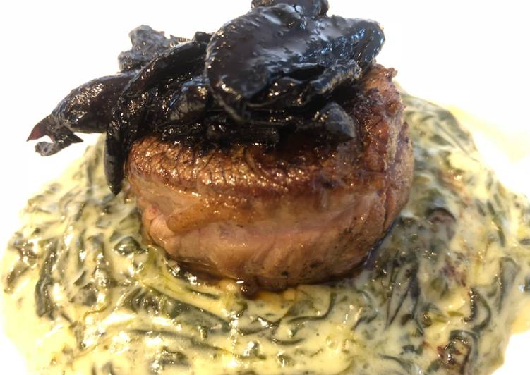 Beef filet on creamed spinach, topped with oyster mushrooms