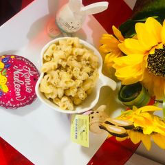 A picture of Macaroni cheesy spicy saucy.
