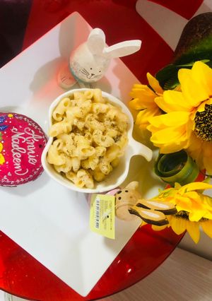 A picture of Macaroni cheesy spicy saucy.