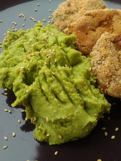 Una foto de Hamburguesas de atún (sin freír) con puré de guisantes