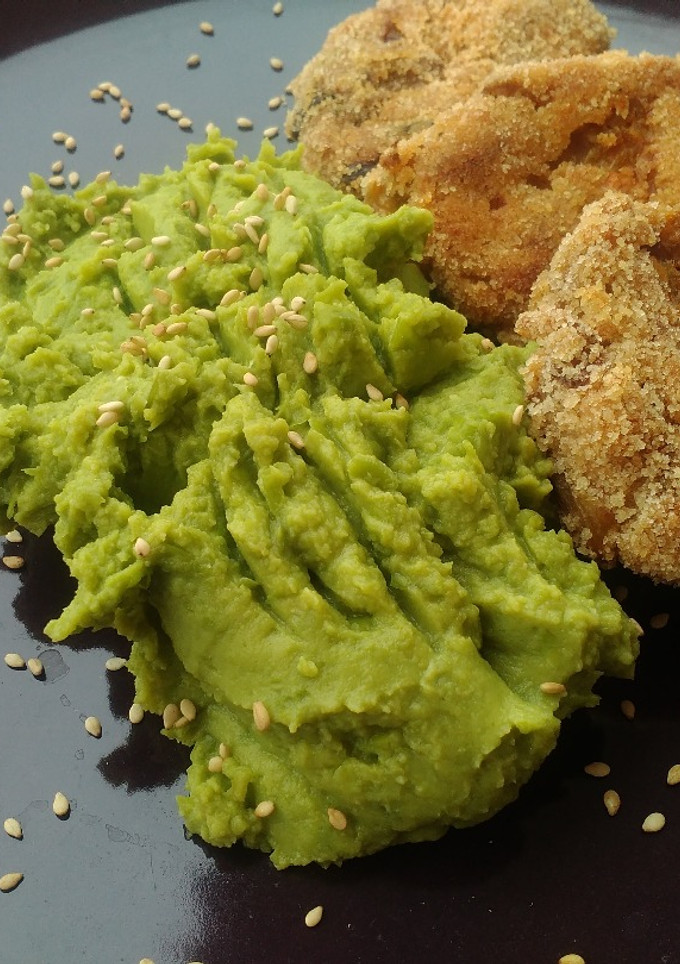 Una foto de Hamburguesas de atún (sin freír) con puré de guisantes