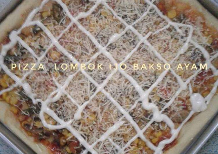 Bagaimana Menyiapkan Pizza lombok ijo bakso ayam yang Bisa Manjain Lidah