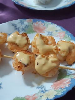 Una foto de Brochetas de langostinos con mahonesa de ajo un poco "amariscada