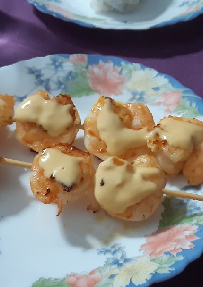 Una foto de Brochetas de langostinos con mahonesa de ajo un poco "amariscada
