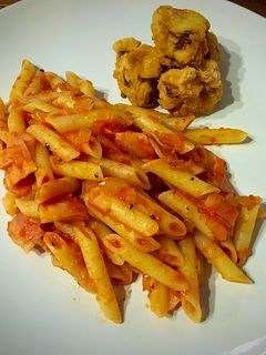 Una foto de Macarrones con bacon y tacos de calabacín