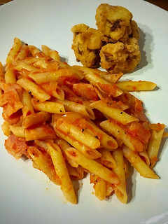 Una foto de Macarrones con bacon y tacos de calabacín