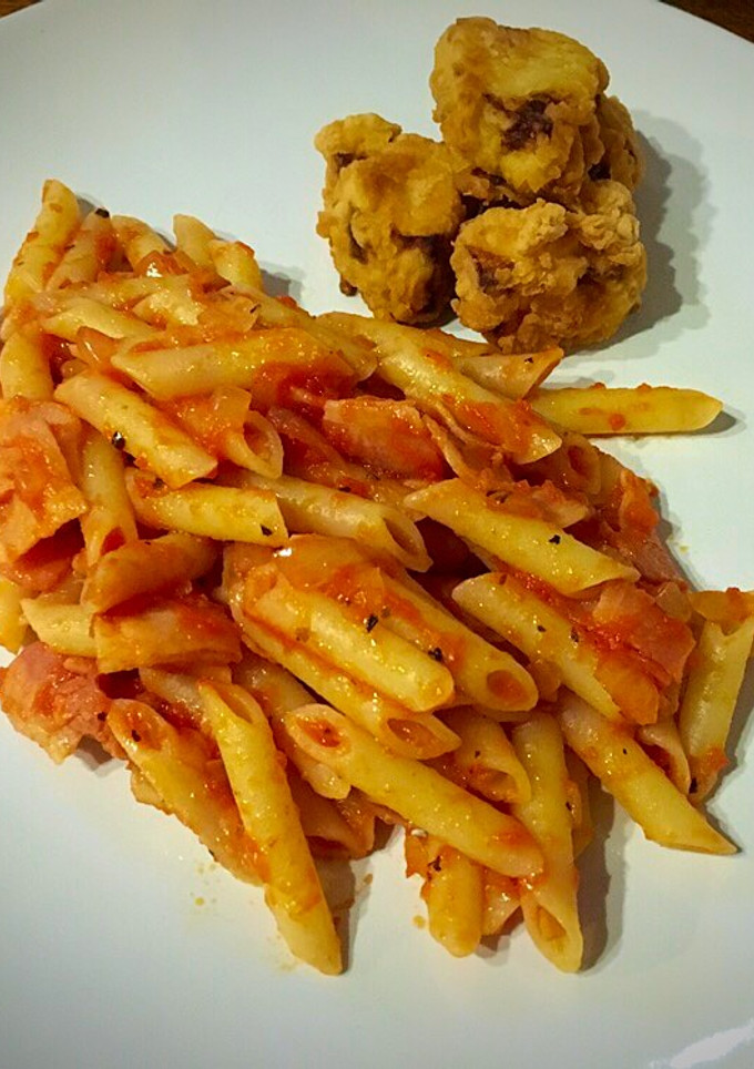 Una foto de Macarrones con bacon y tacos de calabacín