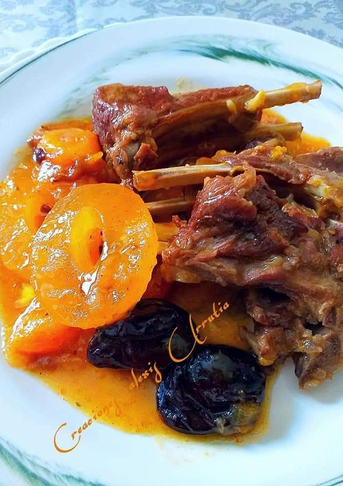 Una foto de Costillar de cordero con piña, orejones y ciruelas pasas