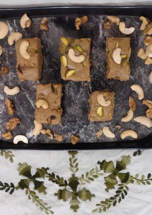 अखरोट काजू की मिठाई (akhrot kaju ki mithai recipe in Hindi) रेसिपी मुख्य फोटो