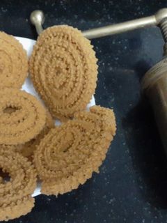 ચકરી (Chakri Recipe In Gujarati) રેસીપી મુખ્ય ફોટો