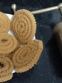 ચકરી (Chakri Recipe In Gujarati) રેસીપી મુખ્ય ફોટો