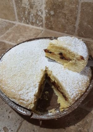 Foto di Crostata doppia frolla ripiena con crema pasticcera e gocce di cioccolato