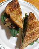 Sandwich de queso con espinacas y champiñones