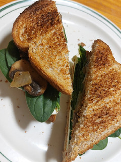 Una foto de Sandwich de queso con espinacas y champiñones
