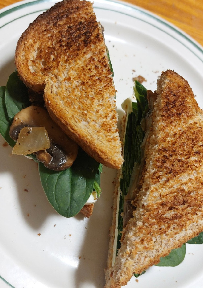 Una foto de Sandwich de queso con espinacas y champiñones