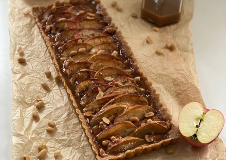 Step-by-Step Guide to Prepare Homemade Apfel-Salzkaramell-Tarte mit Erdnüssen